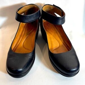 CLARKS Sz 9.5 Ankle Strap Velcro Closure Wedges Small Platform Leather Shoes